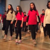 Die Schulklasse führte auf der Bühne den Tanz auf, den sie im Projekt gelernt haben.