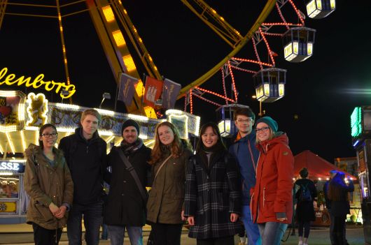 7 junge Menschen stehen vor einem Riesenrad auf dem Hamburger DOM