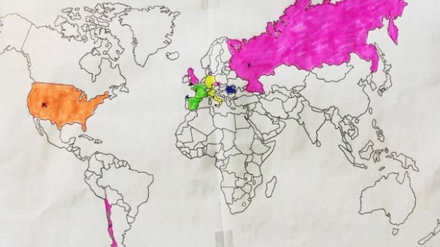 Angemalte Weltkarte auf der man die teilnehmenden Länder des diesjährigen Programmjahres erkennt.
