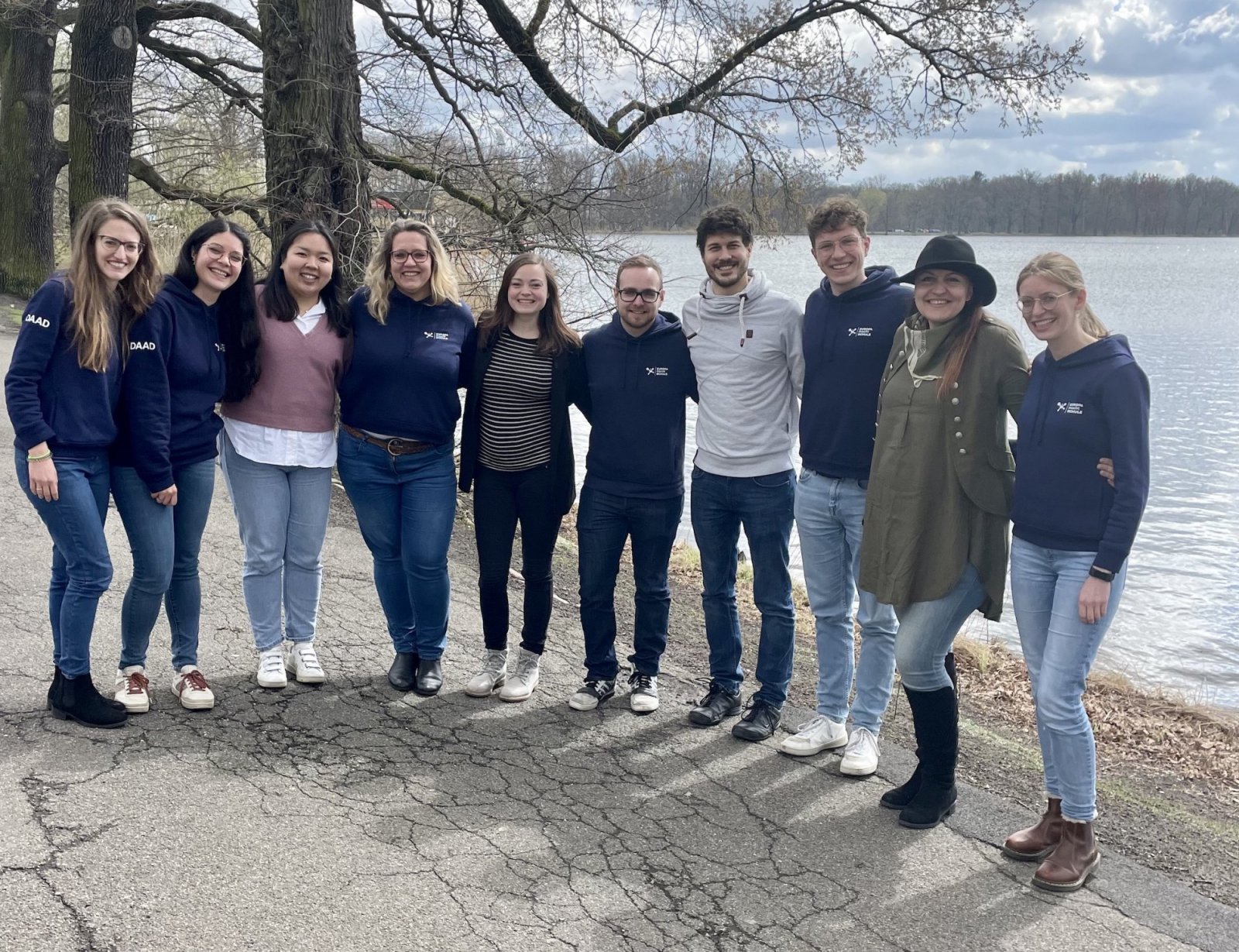 zehn junge Menschen vor einem See