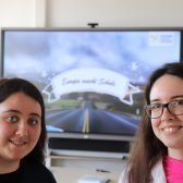 Zwei griechische Studierende lächeln in die Kamera und freuen sich über ihr Projekt.
