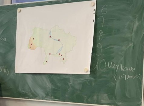 Ukrainekarte, welche von einem Schüler mit Städtenamen versehen wird.