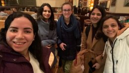 5 junge EmS-Studentinnen lächeln in die Kamera