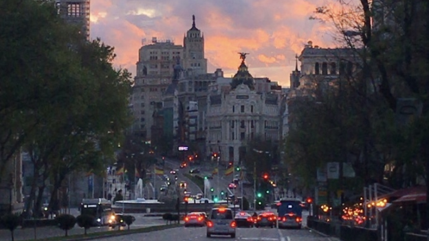 Bild Einer Spanischen Großstadt Beim Sonnenuntergang