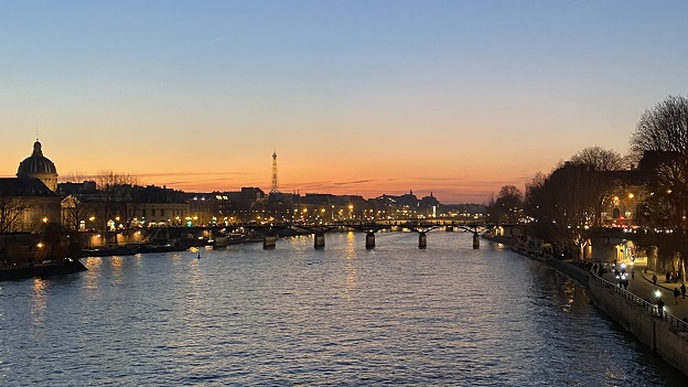 Landschaftsbild der Seine mit Blick auf den Eifelturm in Paris
