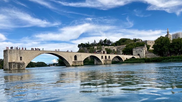 Landschaftsbild der berühmten Brücke Pont D'Avignon vom Wasser aus