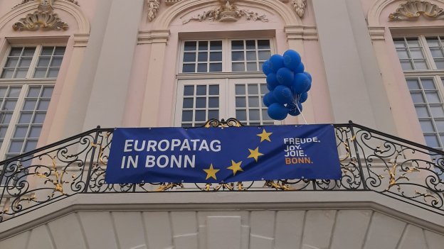 Das Alte Rathaus Bonn ist mit einem blauen Banner und Luftballons geschmückt