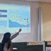 Internationale Studierende aus El Salvador führt ein Projekt zu ihrem Heimatland in einer Schulklasse durch