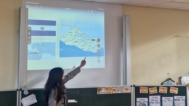 Internationale Studierende aus El Salvador führt ein Projekt zu ihrem Heimatland in einer Schulklasse durch