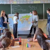 Schulklasse schauen auf eine Weltkarte im Rahmen eines EmS-Projektes