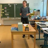 Eine finnische Studentin stellt im Rahmen von "Europa macht Schule" ihr Heimatland einer Schulklasse vor