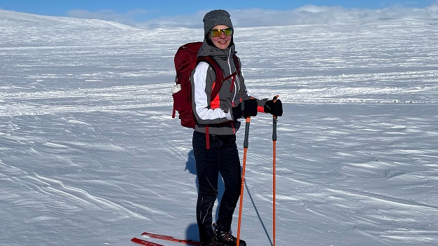 Eine junge EmS-Studentin aus Finnland auf ihren Skiern im Schnee