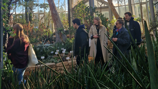 Eine Gruppe Teilnehmender im Botanischen Garten Berlin