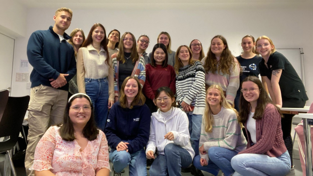 Gruppenfoto von allen Studierenden am Standort Regensburg beim Kennenlerntreffen