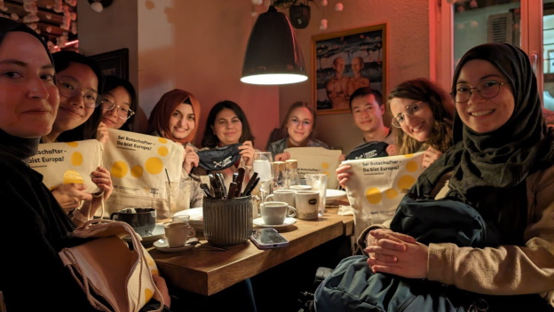 Gruppenfoto des Standortteams Tübingen-Reutlingen mit den internationalen Studierenden