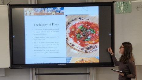 Italienische Studentin präsentiert italienisches Essen