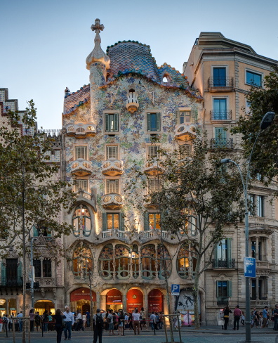 Blick auf ein architektonisches Werk von Antoni Gaudí im Abendlicht
