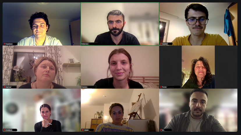 Online Meeting mit 9 Personen