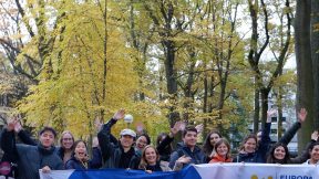 Die Teilnehmenden des WBT in Nürnberg auf einem Gruppenfoto mit der EmS-Fahne im Vordergrund.